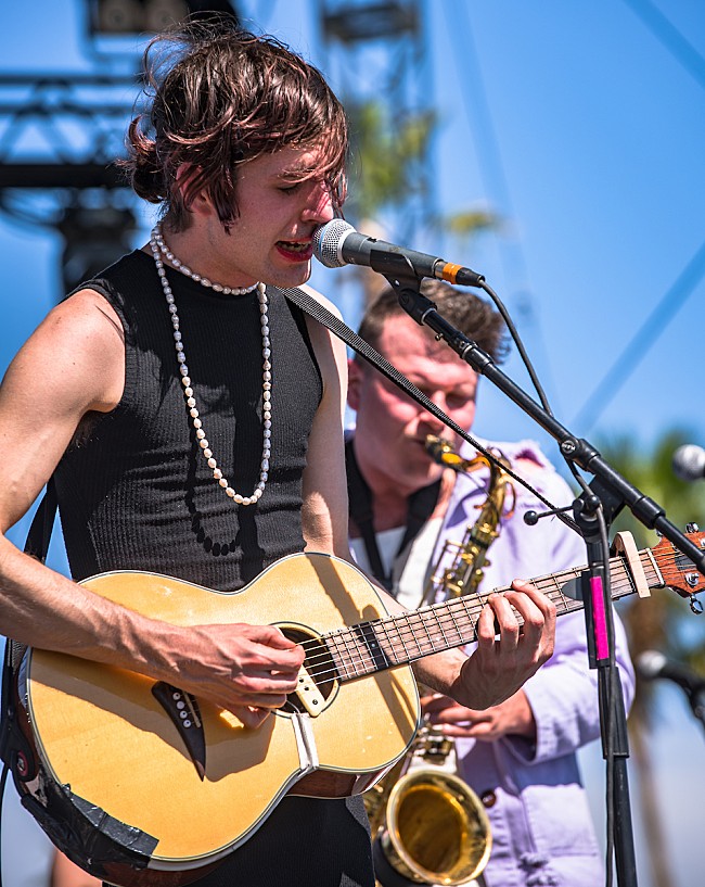 「Ezra Furman (Photo: Charles Reagan Hackleman / Courtesy of Coachella)」32枚目/34