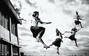 「新しい学校のリーダーズ、メジャーデビュー曲「毒花（どくばな）」のMV公開」