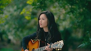 「Anly 森の中で歌う「この闇を照らす光のむこうに」一発撮りアコースティックMV公開」