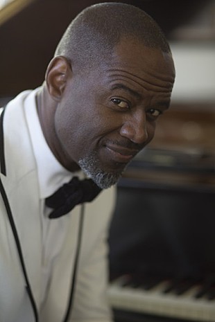 「ブライアン・マックナイトに恋愛相談！質問を募集＆抽選で3名様にサイン入りグッズをプレゼント」