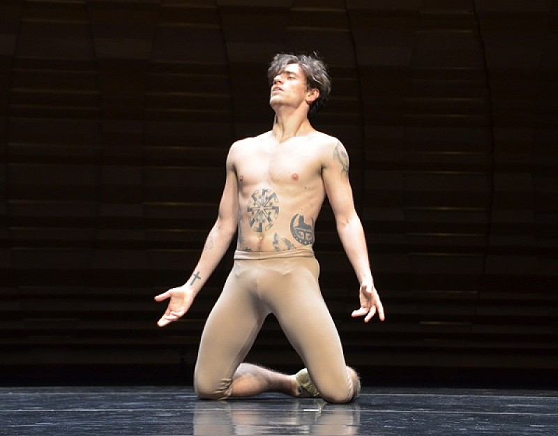 「『ダンサー、セルゲイ・ポルーニン 世界一優雅な野獣』特別上映会で、1,800万回再生のパフォーマンス披露」1枚目/3