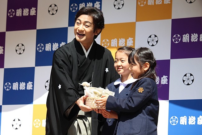 「愛之助「最近結婚しまして妻がご飯を作ってくれる」　児童から健康管理を問われノロケる」1枚目/1