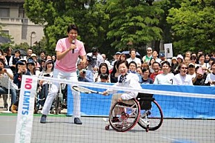 「小池都知事“車いすテニス”に初挑戦　「ノ－リミッツ、人間にリミッツはありません！」」