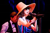 「野宮真貴、ヴァカンス渋谷系を歌う。ツアー東京公演レポート　5年目の最新“春夏コレクション”で魅せた、さらに進化する渋谷系女王の現在」1枚目/5