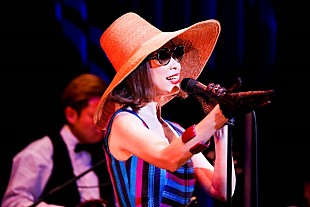 「野宮真貴、ヴァカンス渋谷系を歌う。ツアー東京公演レポート　5年目の最新“春夏コレクション”で魅せた、さらに進化する渋谷系女王の現在」