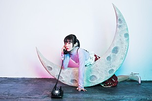 「バカリズム原作/脚本/主演ドラマ『架空OL日記』主題歌 吉澤嘉代子「月曜日戦争」ミュージックビデオ公開」