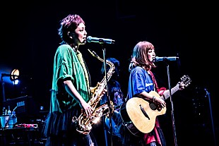 「PUFFY 21周年記念ライブも定番の雨！ 新たなアレンジも加わった21曲披露」