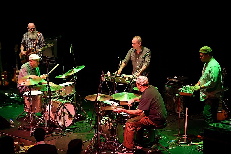 「トータス、境界のない“音楽の解”を繰り出すステージに陶酔」1枚目/12