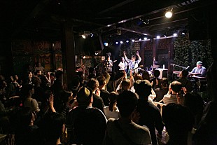 「まさにプリズムのよう。bonobosが京都・磔磔で現在進行形から深化するバンドサウンドを奏でる」