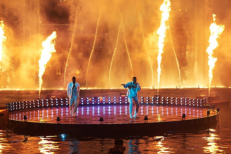 「【2017 ビルボード・ミュージック・アワード】、ドレイクがあの有名な噴水とコラボ」1枚目/1