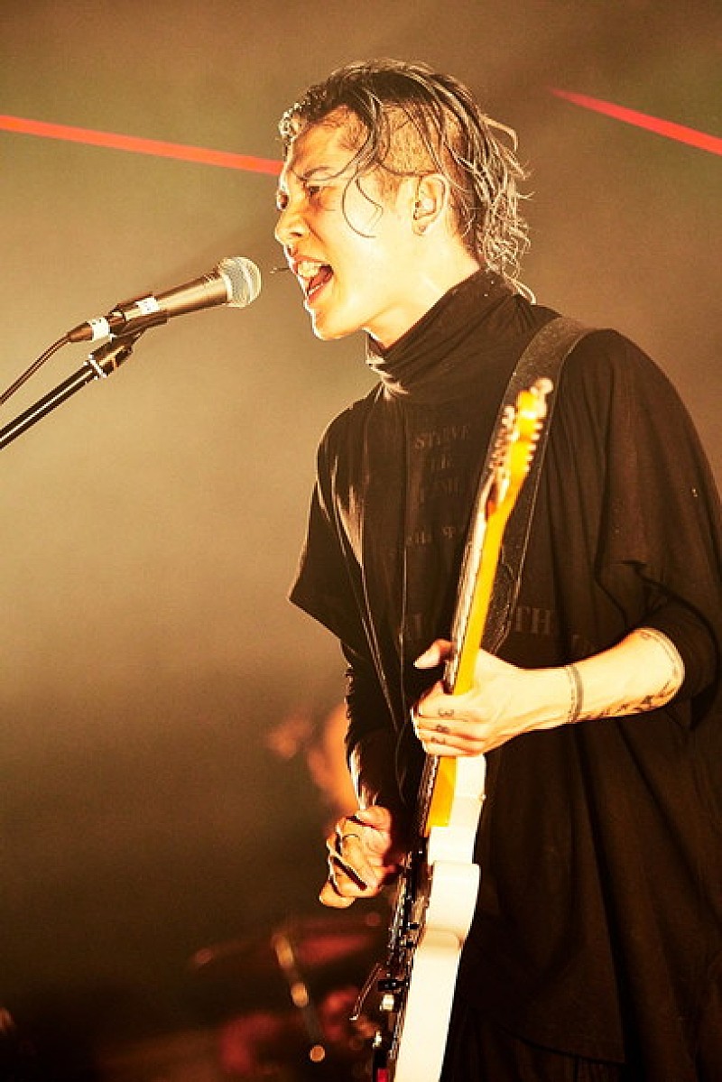 MIYAVI「その日にしか起こらないドラマと熱を」対バンライブ初日はTHE ORAL CIGARETTES