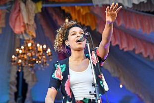 「“新生ソウルフル・ポップ・シンガー” イジー・ビズが晴天の【GREENROOM FESTIVAL’17】で観客を魅了」