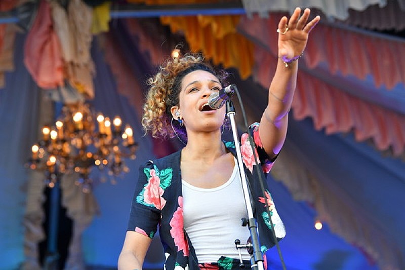 「“新生ソウルフル・ポップ・シンガー” イジー・ビズが晴天の【GREENROOM FESTIVAL’17】で観客を魅了」1枚目/4