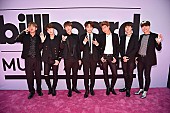 「防弾少年団（BTS）がレッド・カーペットでファンへ感謝、「朝からずっと待っていてくれて」」1枚目/1