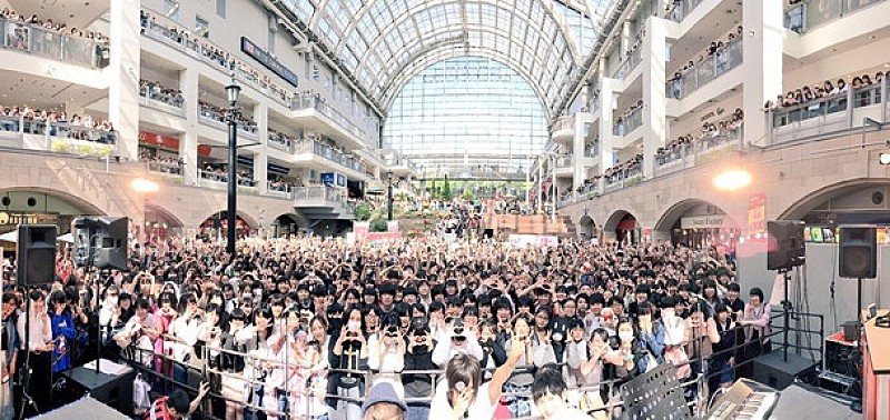 天月－あまつき－「天月-あまつき- サッポロファクトリーでのフリーライブに2,000人を超えるファンが殺到」1枚目/4