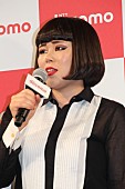 「ブルゾンちえみ、ドコモＣＭで綾野剛の妹役　堤真一からも思いを寄せられ「贅沢…！」」1枚目/1
