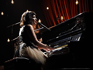 「ノラ・ジョーンズ、故クリス・コーネルを追悼し「ブラック・ホール・サン」をカヴァー」