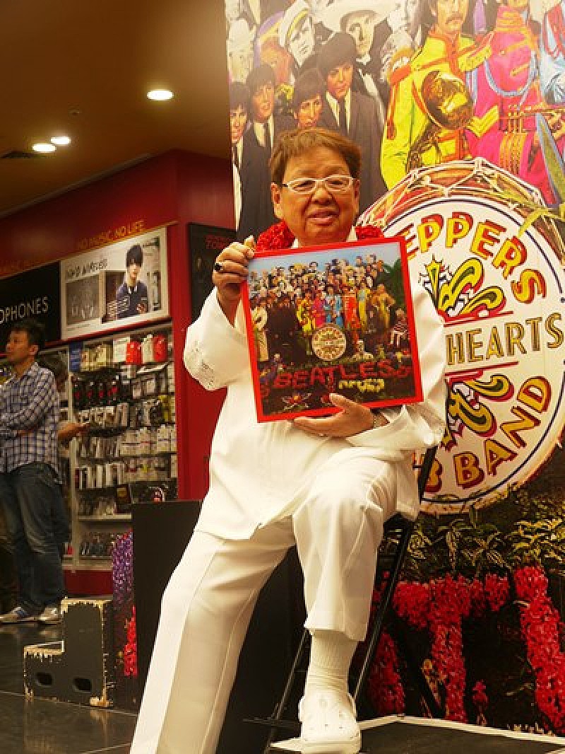 ザ・ビートルズ『サージェント・ペパーズ』50周年盤発売記念イベントに高木ブーが登場、生歌を披露