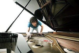 「“ピアニスト”と“テクノ・アーティスト”2つの顔を持つフランチェスコ・トリスターノ、完全アンプラグドとなる日本公演を開催」