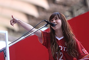 「クアイフ 名古屋グランパスファン感謝デーでオフィシャルサポートソング熱唱」