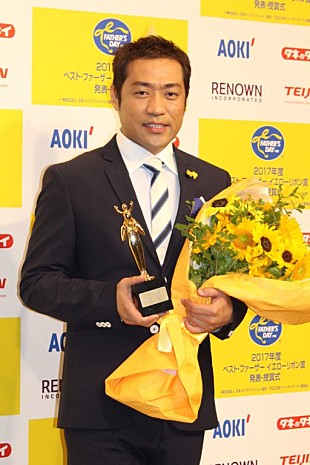 「“ベストファ－ザ－”はなわ「ほとんど怒らないけど威厳は保つ」　 新曲「お義父さん」が家族を集めた」