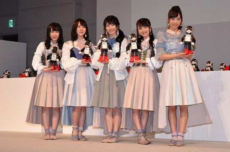 「AKB48&ロボットRobi48がコラボダンス披露 横山由依、“雨予報”にも「思い出に残る総選挙になれば」」1枚目/1