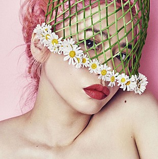 「Chara『Sympathy』花に意味を込めたアートワークは吉田ユニ」