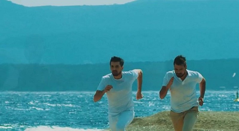 2CELLOS、波打ち際で“演奏＆走る”最新映像「炎のランナー」を公開