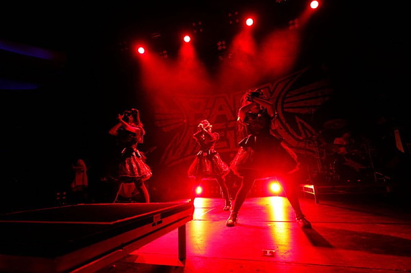BABYMETAL「BABYMETAL、LA公演で海外盤限定曲「From Dusk Till Dawn」をライブ初披露」1枚目/9