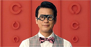 「唐沢寿明、眼鏡の“仮枠”姿でＣＭ出演　マギ－と息の合った掛け合いも披露」