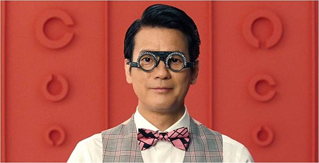 「唐沢寿明、眼鏡の“仮枠”姿でＣＭ出演　マギ－と息の合った掛け合いも披露」1枚目/1