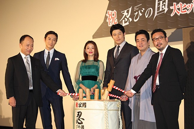 「石原さとみ、大野智は謎だらけ！？　鈴木亮平「嵐は『変態仮面』が好き過ぎる」」1枚目/1