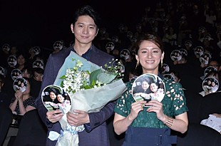 「尾野真千子、夫婦演じた向井理に感謝　向井はサプライズの花束に「泣けない」」