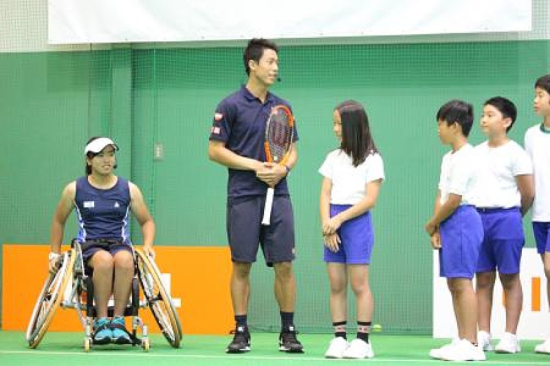 「錦織圭、小学生２４人とテニス交流　「うまいね～」「ナイスショット！」」1枚目/1