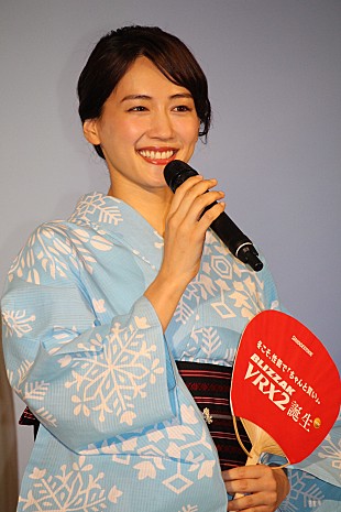 「綾瀬はるか、あでやかな浴衣姿で登場　足が冷えないスリッパを“ちゃんと買い”」