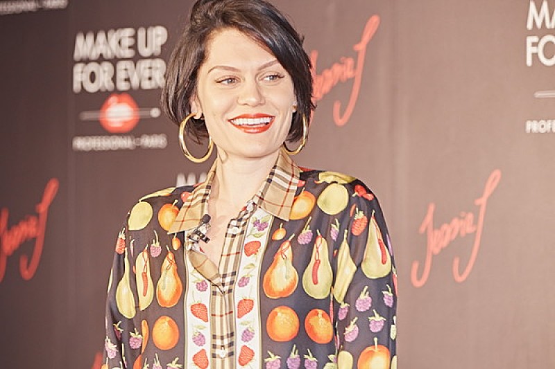 「ジェシー・Jがメイクアップフォーエバーの新色ルージュ発表イベントに登場」1枚目/10