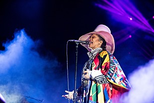 「【FYF Festライブ・レポート】名盤『バドゥイズム』から20年……来日を控えるエリカ・バドゥによる百戦錬磨のパフォーマンスを目撃」