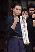 「山崎賢人、全身に煙まとって『ジョジョ』大ヒット祈願　個人的な願いは「ラブ・アンド・ピ－ス」」1枚目/1