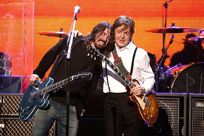 「フー・ファイターズ、最新ALにポール・マッカートニーがドラムで参加していることが明らかに」1枚目/1