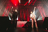 「SKY-HI×SALU、待望のアルバム・リリース・ライブが開催　JP The Wavyも登場しドライブ感あふれる“伝説”なライブに」1枚目/5