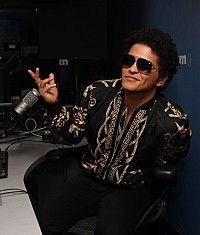 ブルーノ・マーズ、「ヴェルサーチ・オン・ザ・フロア」のセクシーなMV