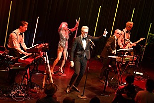 「タキシード、ダンス・ナンバー連発の来日公演　ディスコ・ファンク愛溢れるステージに」