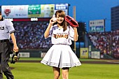 「スパガ渡邉幸愛 ミニスカ＋楽天ユニフォームで始球式に登板」1枚目/6