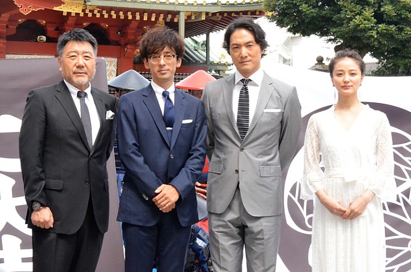 「岡田准一、敵役家康の“聖地”でヒット祈願　中越典子、出産後初めて公の場に登場」1枚目/1