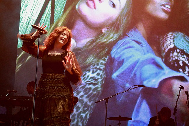 「「ポップ・ミュージックを作っていると、自分を見失わないように戦わなきゃいけないことが多々ある」― ロード 来日インタビュー」1枚目/6