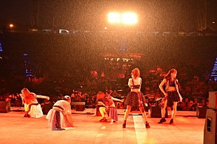 「妄キャリ 海外ツアー大盛況！ まさかの大雨にも、最高の「アンバランスアンブレラ」届ける」