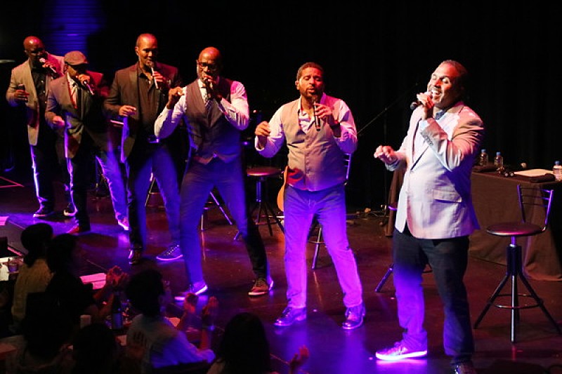 「大幅にアップデートされたヴィンテージ・ワインのような声の響き。テイク6が紡ぎ出す極上のヴォーカル・ハーモニーに身体を委ねる晩夏の宵」1枚目/12