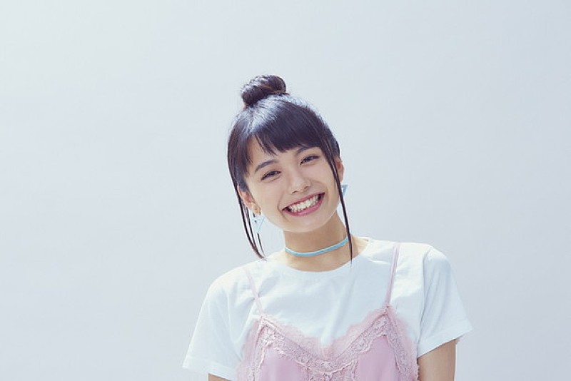 「現役JKシンデレラガール 足立佳奈 ついに歌手デビュー」1枚目/3