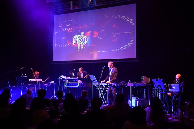 「時代を象徴し、時代を超越したアート・オブ・ノイズの電子サウンド。エスタブリッシュされた“前衛ポップ”に覚醒し、気分をクリアにする摩天楼の夜」1枚目/6