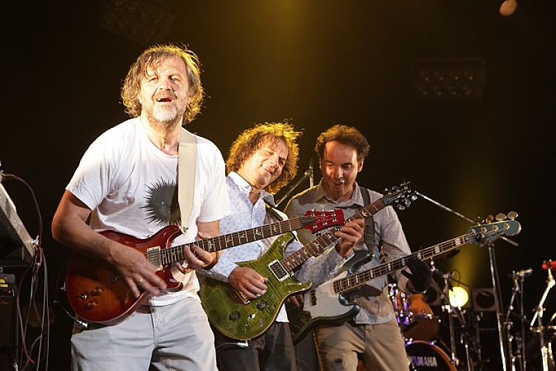 「E・クストリッツァ率いるオーケストラ、映画さながらの“狂騒ライブ”を繰り広げた来日公演レポートが到着」1枚目/4